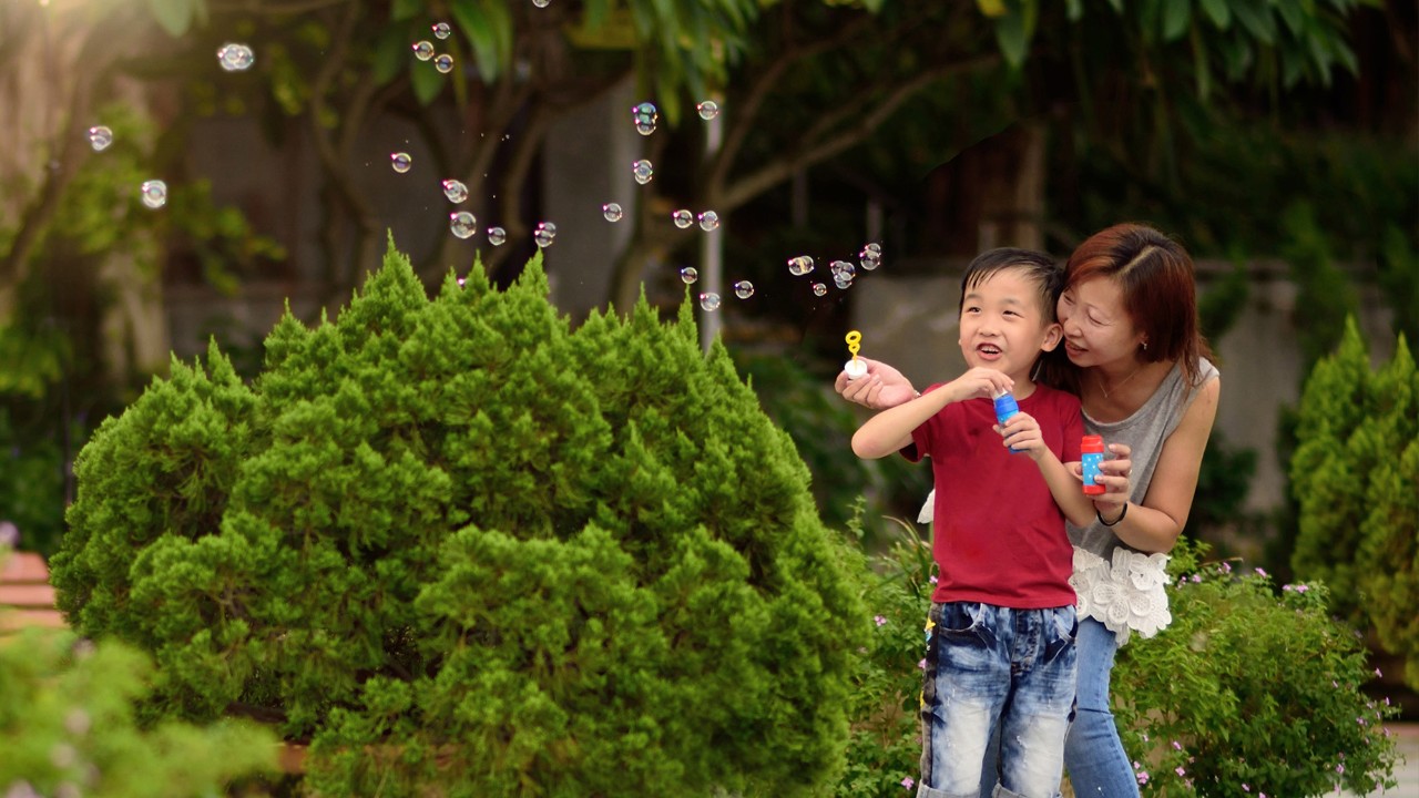 Boy blowing bubbles; image used for HSBC Malaysia build emergency savings article page