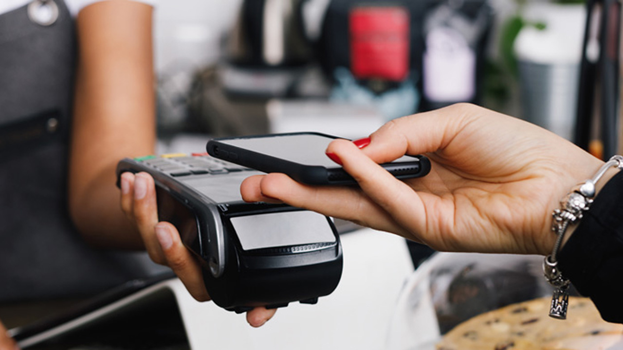 A woman makin contactless payment with her phone; image used for HSBC Malaysia Samsung Pay page