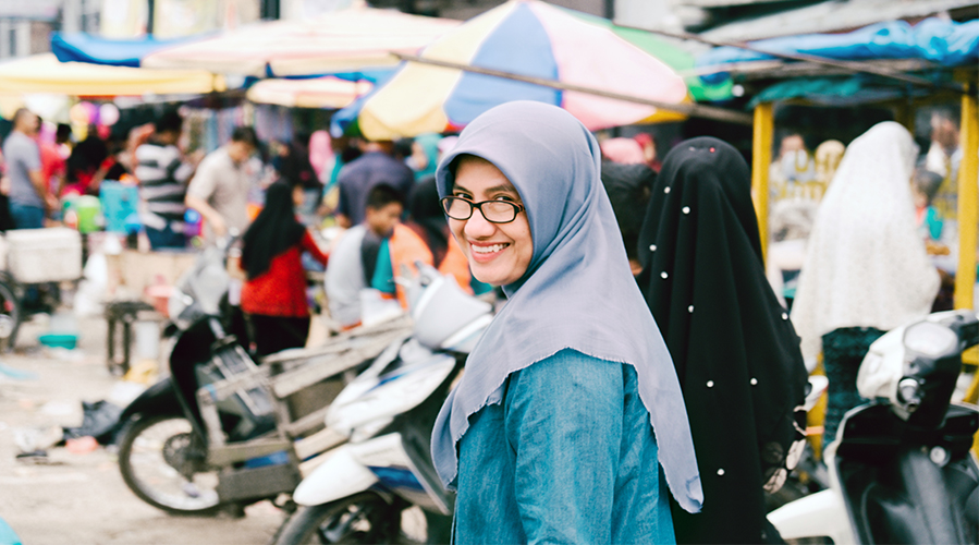 A smiling woman is shopping; image used for HSBC Malaysia Best Ramadan Bazaars article