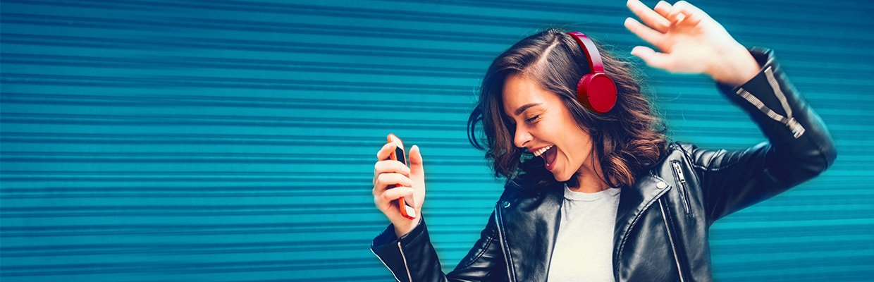 Woman is listening to music; image used for HSBC Malaysia MPower Platinum Credit Card-i