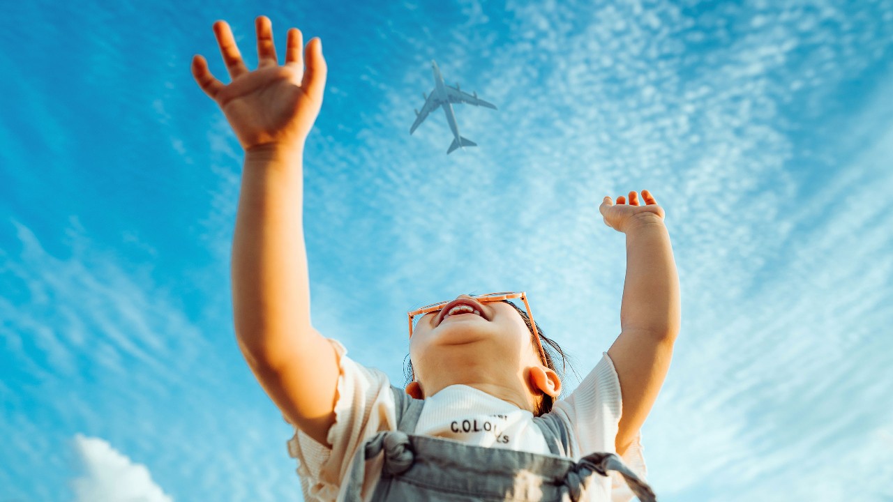 Girl looking to the sky; image used for HSBC MY setting savings goals article page