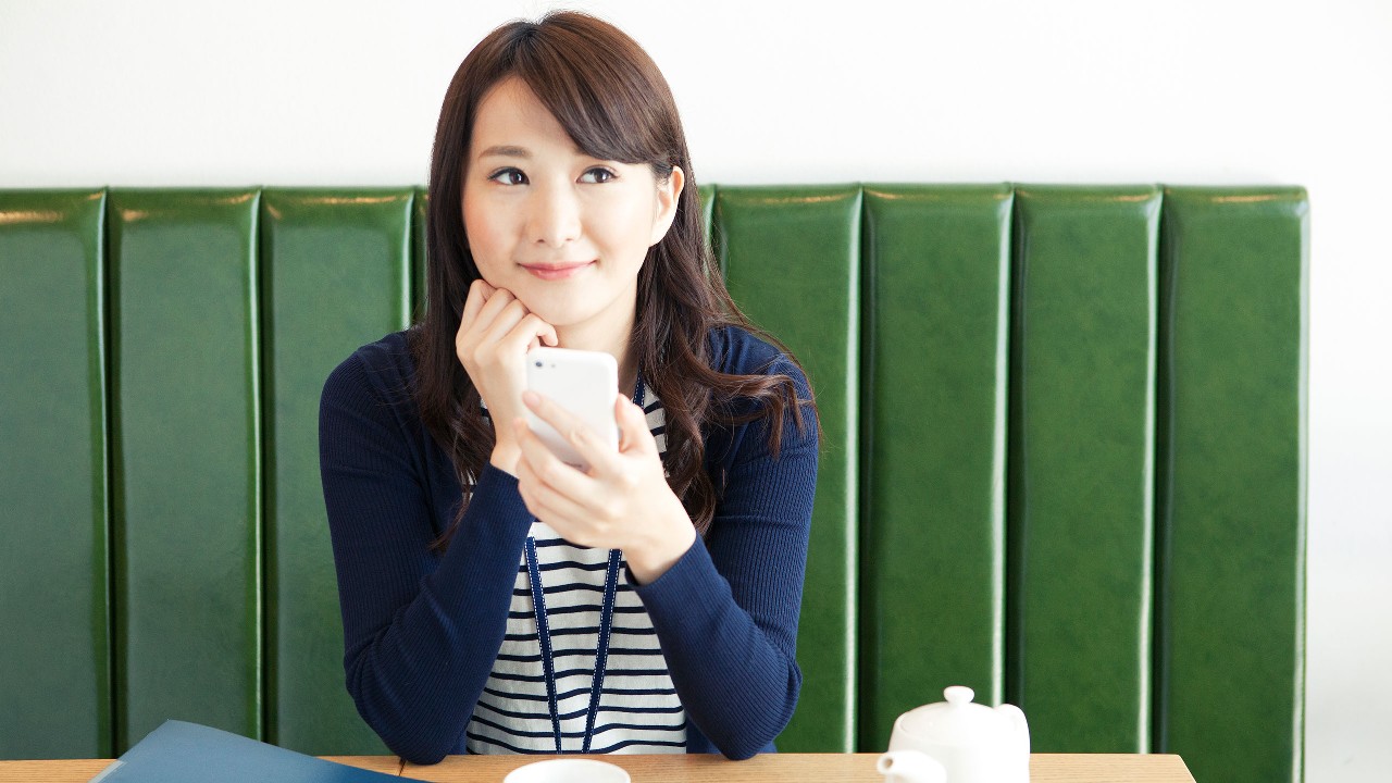 Woman drinking coffee; image used for HSBC Malaysia understanding interest page