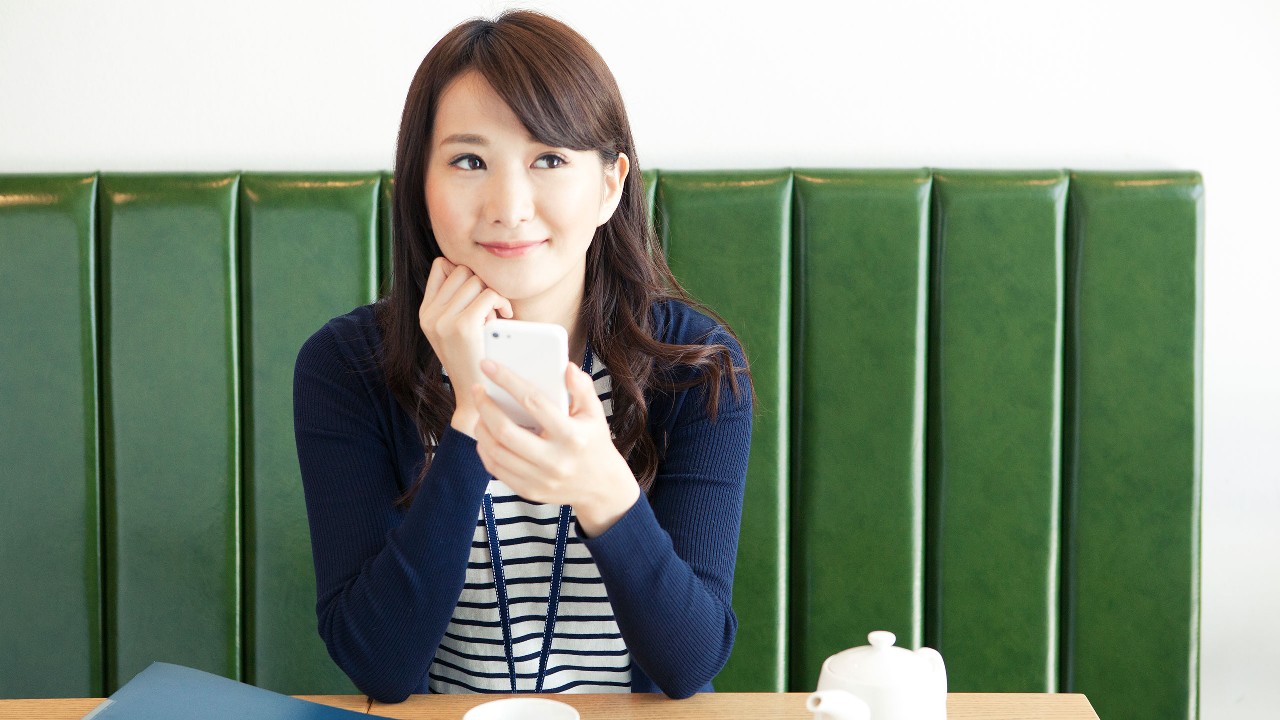 Woman having a cup of tea; image used for HSBC MY understanding interest article page