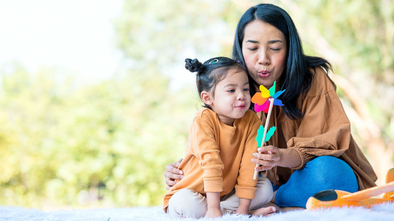 Mother is giving her daughter a piggyback; image used for HSBC Malaysia savings strategies for life article page