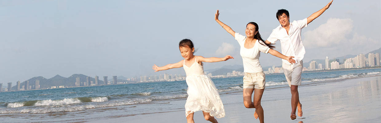 Family on the beach playing. Image used for HSBC Malaysia International page.