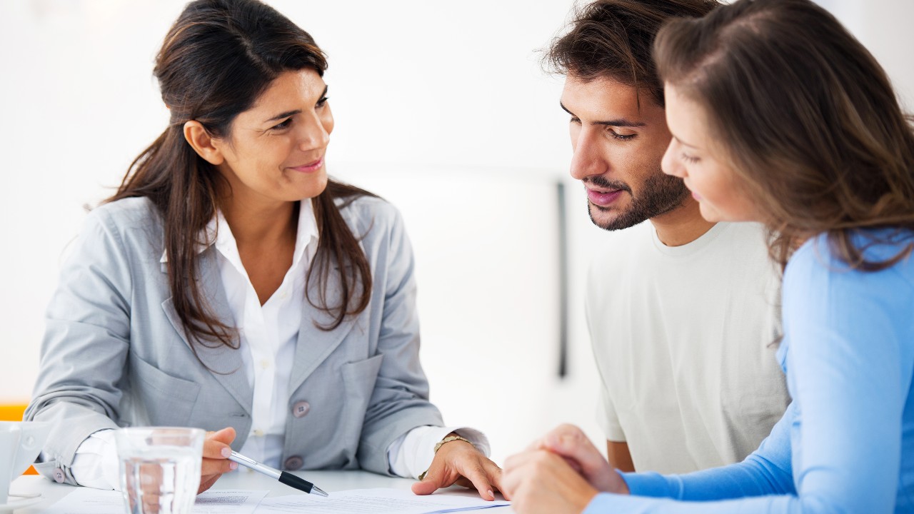 A wealth planner going over a plan with a couple. “; image used for HSBC Malaysia Open an account page.