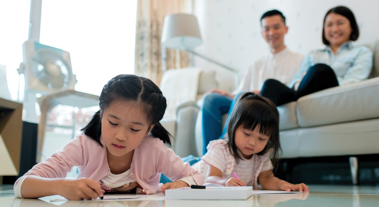 Two kids are drawing on the floor; image used for HSBC Malaysia Liquid what insurance do you really need article.