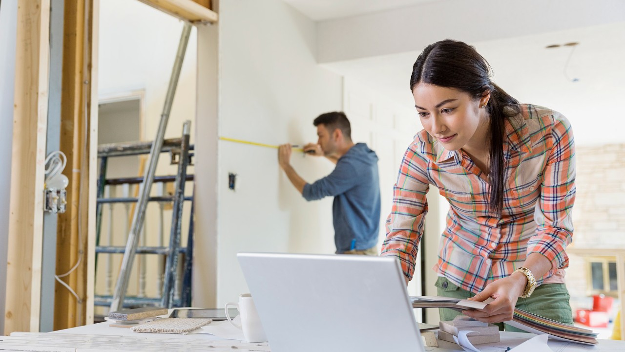 A couple is renovating their home; image used for HSBC Malaysia Refinancing