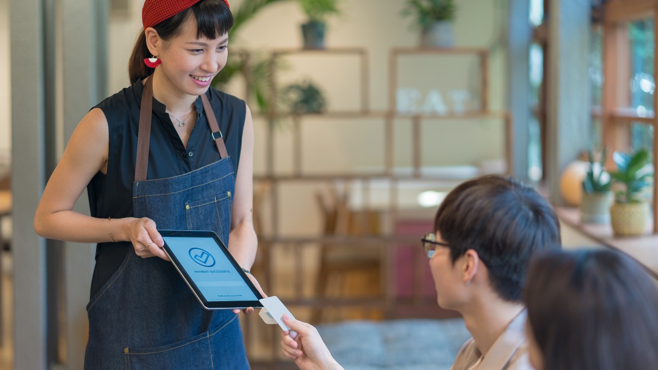 Customer paying with contactless payment; image used for HSBC Malaysia Fusion ‘Adapt your business to the digital economy’ article. 