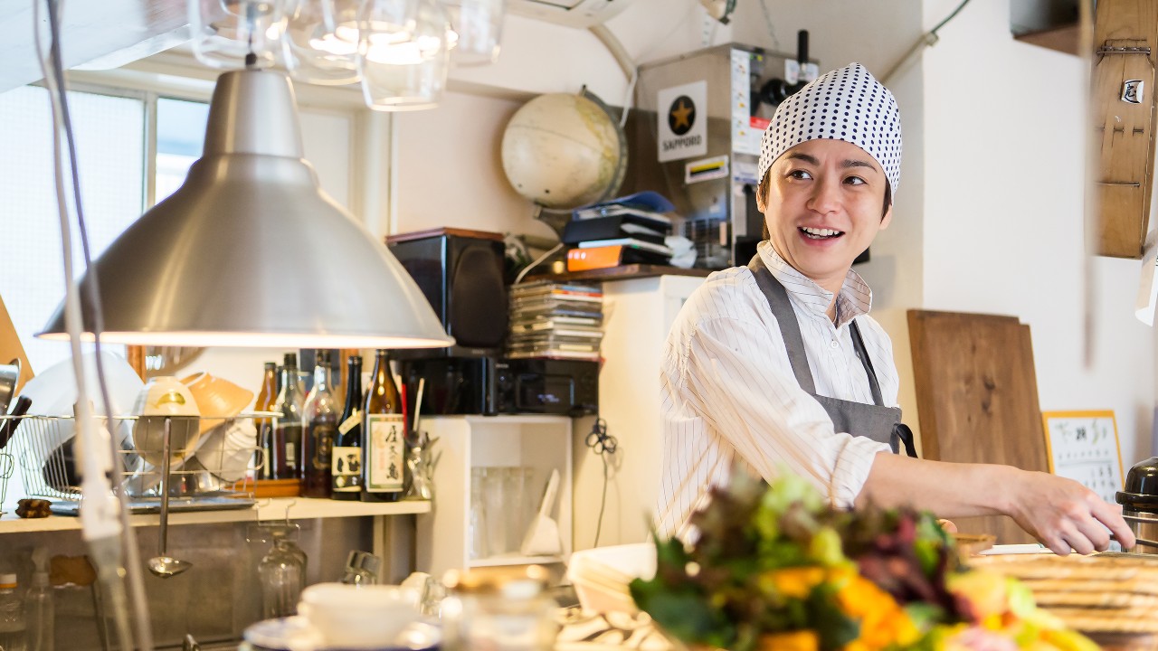 Chef is cooking in the restaurant ;image used for HSBC Malaysia Fusion 'How can businesses adapt and bounce back' article page.