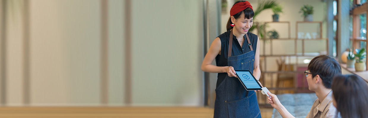 Customer paying with contactless payment; image used for HSBC Malaysia Fusion ‘Adapt your business to the digital economy’ article. 