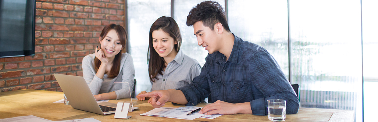 Small business owners are having meeting; image used for HSBC Malaysia Fusion ‘Managing your SME business through COVID-19’ article. 