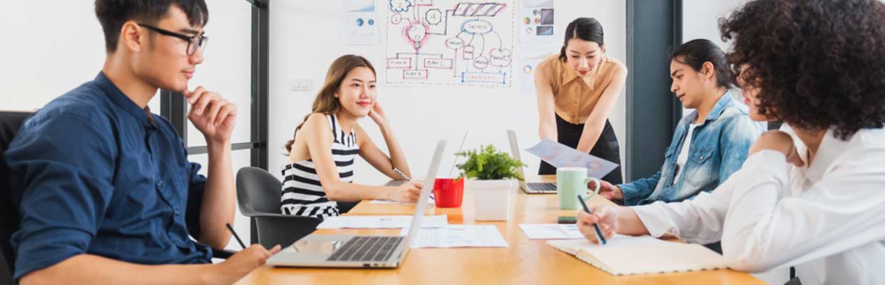 SME owners are having meetings; image used for HSBC Malaysia Fusion ‘Managing cash flow for SME in challenging times’ article. 