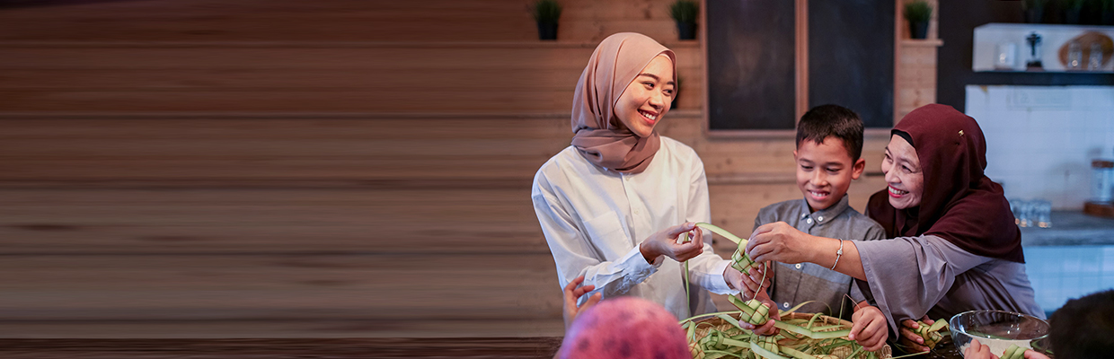 A family gathering and preparing food; image used for HSBC Malaysia smart tips for Ramadan spending article page.
